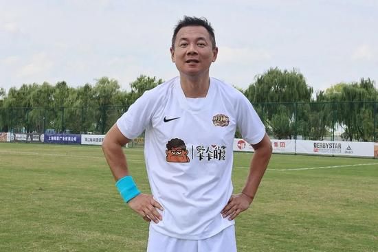海报上，大毛狗手握香槟，以;老子天下第一之姿懒散而坐；他身前，何明翰饰演的大毛狗;老铁杨小书托腮斜眼瞥着大毛，表情中带着丝丝不屑；影片中由张璇饰演的;双面宅男女神小雨，和徐若淇饰演的;魔鬼身材女神Lisa以左拥右抱的姿势围绕着大毛